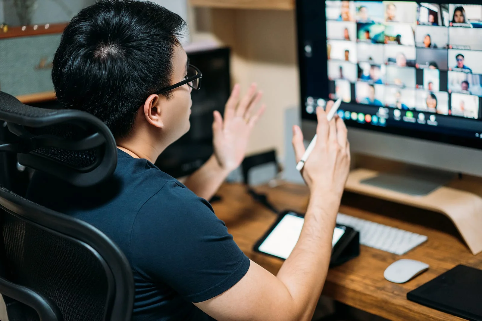 A man is on Zoom explaining digital marketing to people during a Firetoss masterclass