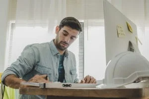 young male contractor working on seo